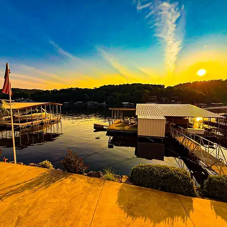Lakefront-4bd3badockdeck-sleeps 12pp